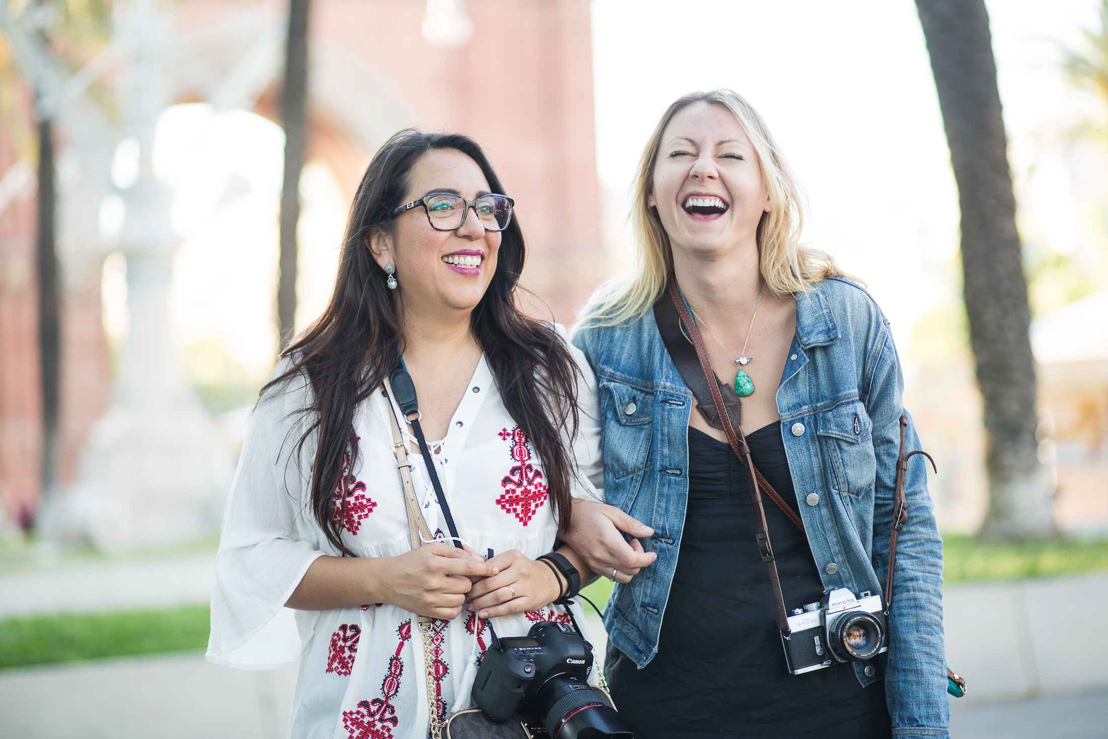  Marian from Lake Como & Erin from Maui enjoying a laugh. Flytographer:  Johnny  